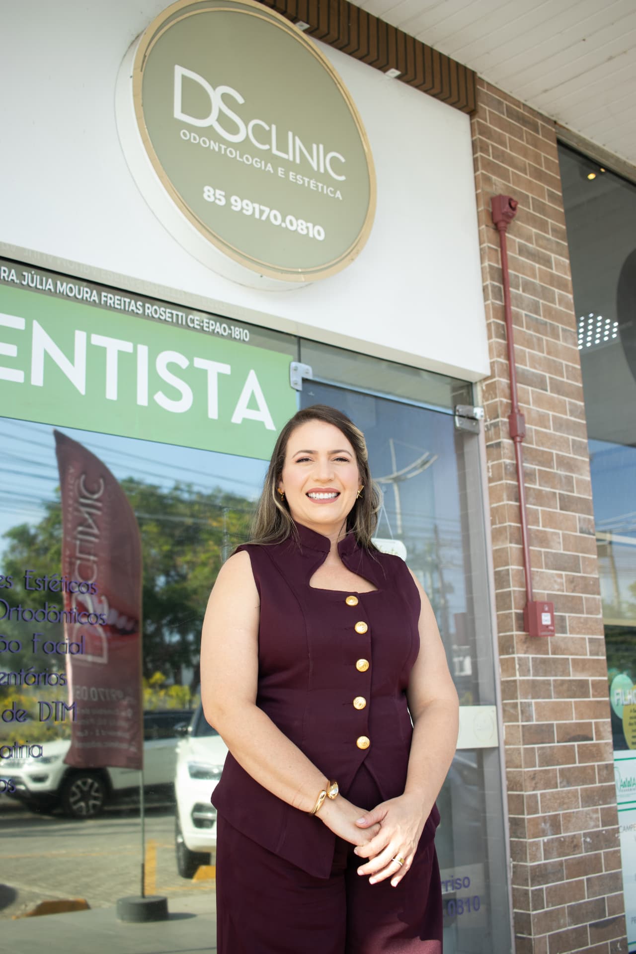 Dra. Júlia Moura Freitas Rosetti na fachada da DS Clinic Odontologia e Estética no Centro de Fortaleza